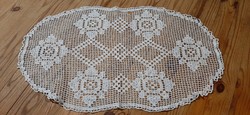 Lace tablecloth with floral pattern 46 x 27 cm.