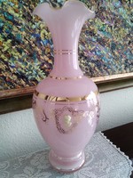 Rózsaszín matt üveg váza hullámos aranyozott széllel mintával, két női fej díszítéssel!