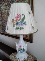Herendi porcelán asztali lámpa két oldalon különböző virágmintával, eredeti selyem burájával.
