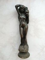Kicsi bronz szobor, női akt korsóval