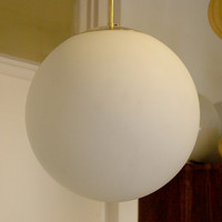 Bauhaus - Art deco réz mennyezeti lámpa  felújítva - nagy méretű matt tejüveg gömb búra