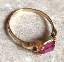 14 K arany gyűrű szintetikus rubinnal