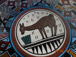 A Perui CUZCO INKÁK szín és mintavilágával kézzel festett falitál lámával