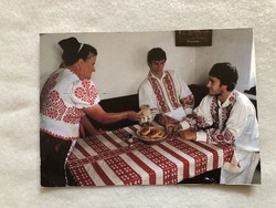 Régi népviseleti képeslap  -  Buzsáki legények, buzsáki asszony