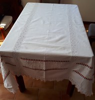 Régi házivászon asztalterítő hímzett csíkokkal, horgolt betétekkel és szegélyekkel