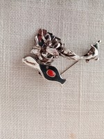 Egyedi, iparművészeti  kézműves modernista  ezüst bross / kitűző piros kővel