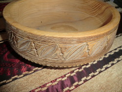 Carved serving bowl 20 cm in diameter 8 cm deep