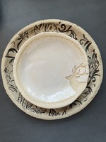 Fehér mázas kézmüves samott kerámia tányér szarvas díszítéssel