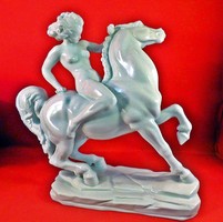 Herendi  "Amazon  a lovon"  nagyméretű porcelán szobor