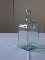 Régi, négyszögletes, türkíz árnyalatú, 8 dl-es szögletes üveg, italos palack.
