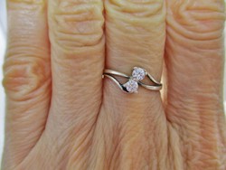 Gyönyörű köves ezüstgyűrű