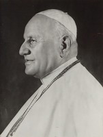 1I031 XXIII. János szentté avatott pápa keretezett fotográfia 32.5 x 23.5 cm