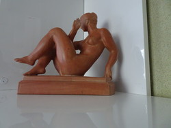 Pátzay Pál keramikus, szobrász munkája, terrakotta akt szobor.