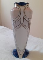 Gyönyörű, kisméretú szecessziós Iris Porzellan Jugendstil kézzel festett  váza (20,5 cm)