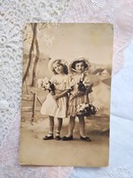 Antik szépia képeslap/fotólap szépséges kislányok fodros ruhában, virágok