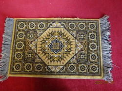 Mini gyapjú szőnyeg, mérete: 39 x 21,5 cm. Vanneki! Jókai.