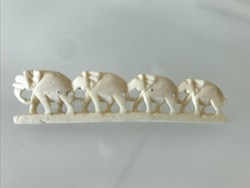 Csontörleményből faragott elefántos bross, 6,5 x 1,5 cm