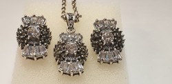Ezüst nyaklánc kövekkel gazdagon díszített medállal és fülbevalókkal