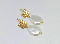 Simulated biwa pearls with gold-plated earrings