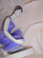 Hollóházi lila ruhás vízmeritő női porcelán figura--  kézi festett