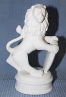 Porcelán oroszlánfigura pajzzsal