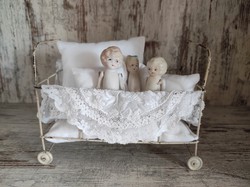 Több mint 100 éves baba ágy és miniatűr babák - eredeti állapotban - babaház kiegészító