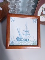 Régi vagy régies holland delft jellegű festett vitorlás hajót ábrázoló kerámia csempe, keretben