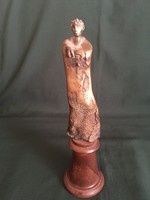 Jelzett Marosits István bronz szobor fa talapzaton