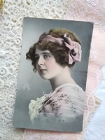Antik színezett képeslap/fotólap elegáns hölgy portréja, pink szalag, ruha 1910-es évek