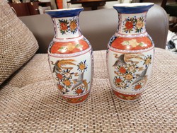 Kézzel festett, paradicsommadaras kínai vázák párban. Hibátlanok, 17 cm magasak.