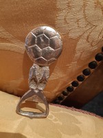 Érdekes régi focilabdás fém sörnyitó
