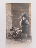 Régi képeslap fotó levelezőlap kisfiú talicskával