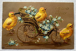 Antik dombornyomott Húsvéti üdvözlő képeslap  csibék fogaton nefelejcs