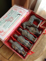 Régi kínai terrakotta szobrok dobozában