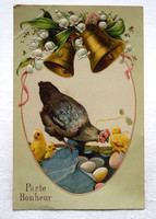 Antik dombornyomott Húsvéti üdvözlő képeslap  tyúk csibe tojásban harang gyöngyvirág