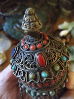 Antik tibeti imamalom, türkiz, vöröskorall, lapis lazuli kövekkel, benne egy kézzel írt mantrával.