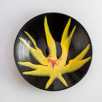 Large retro wall plate with abstract flower (?) Pattern
