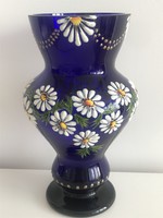 Parádi kézzel festett kamillavirágos kobaltkék váza, 16 cm magas