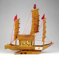 1I365 Régi díszes kisméretű háromárbócos bambusz hajómakett 17 cm
