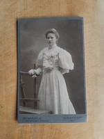 Budapesti keményhátú fotó ~1900 kiasszony, nagy méretű, műtermi, tokban (T1/2)