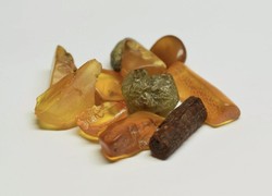 • Borostyán 24.24 ct drágakő ékszerészeknek, gyűjtőknek vagy más  hobby célra--új