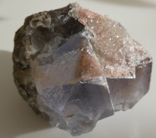 Természetes Fluorit kristálycsoport, kalcitos anyakőzetéről leválasztva. Gyűjtői darab. 223 gramm