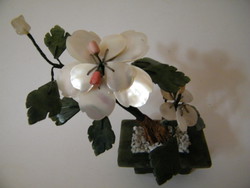 Jade ásványból, gyöngyház kagylóból készült mini virág, bonsai fa
