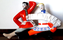 Retro orosz porcelán szobor néptáncos népviseletes harmonikás táncos figurák