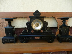 Álomszép antik fekete márvány kandalló óra garnitúra, 2 db gyertyatartóval , működő!