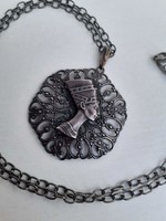 Régi retro szép állapotú ezüstözött  áttört mintás Nofretiti medál láncon