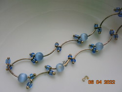 Nagyon finom ötvösmunka ezüstözött karkötő kék gyöngyökkel