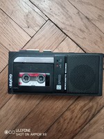 Működő Sanyo M5430A microkazettás diktafon kazettával az 1980-as évekből