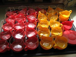 Retro Melitta jénai poharak színes műanyag tartóban