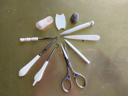Vegyes, kézimunka eszközök, ujjvédő,olló,cipő- vagy kesztyűgombolók, 1930-40-es évek, összesen 10 db